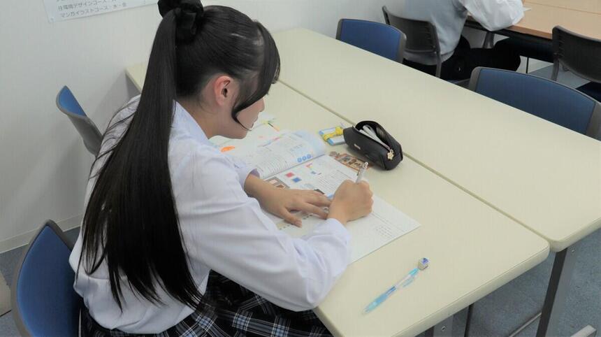 みらいの架け橋レッスン®で資格取得に向けて検定の勉強をしている生徒の作業の様子。