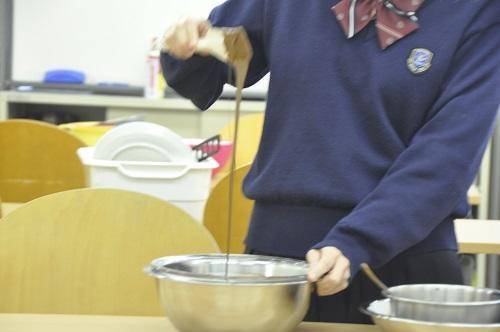 チョコを溶かした後にホットミルクで伸ばしていきます