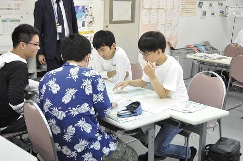 4～5人がチームとなってパズル形式での学習中