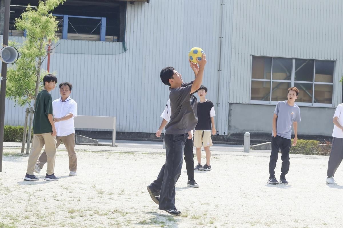 コーフボールをしている生徒