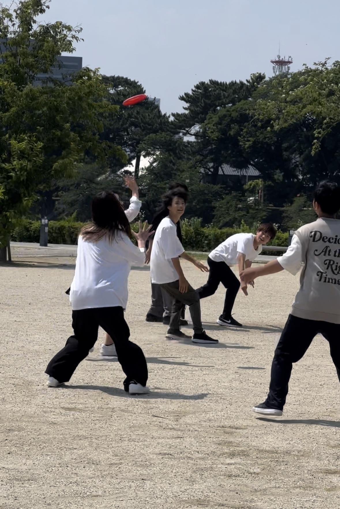 アルティメットをする生徒