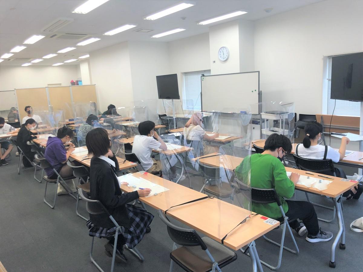 漢字検定に向けて勉強する生徒