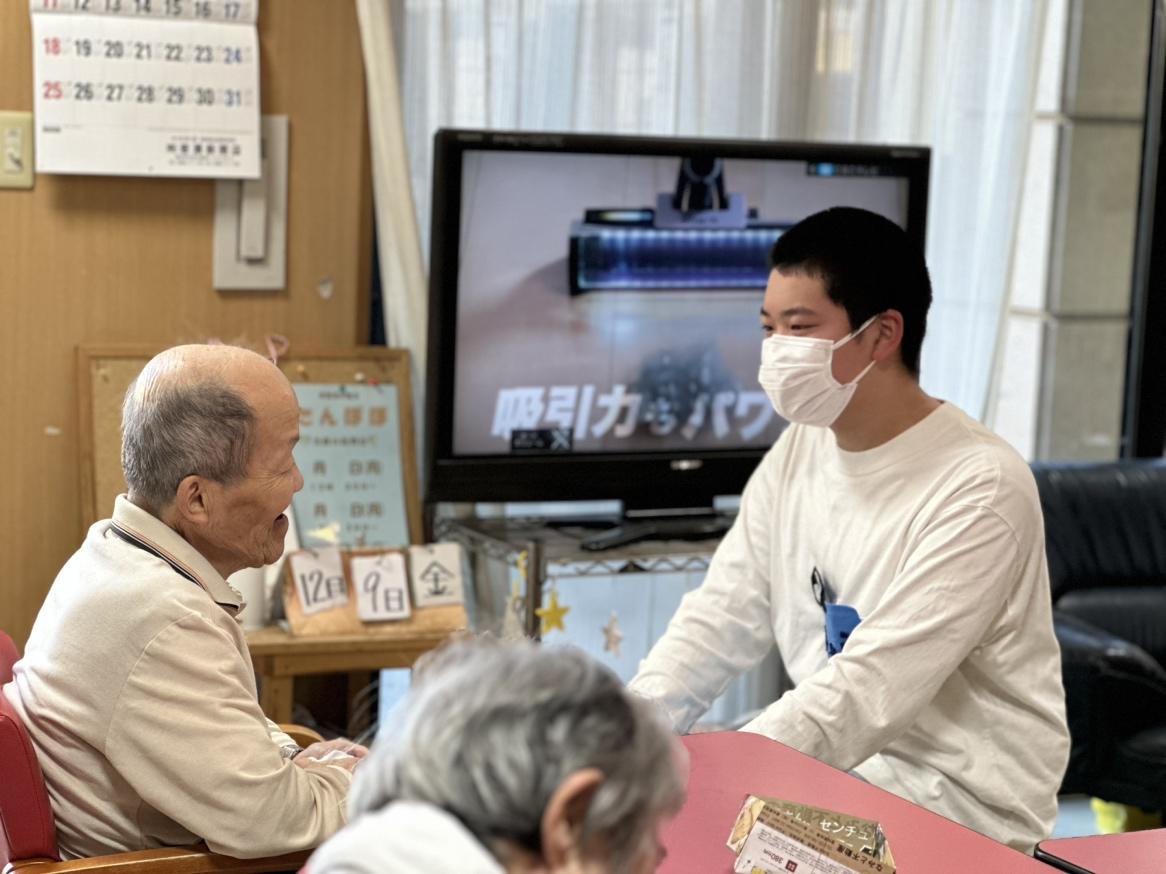 笑顔でコミュニケーションをとる生徒