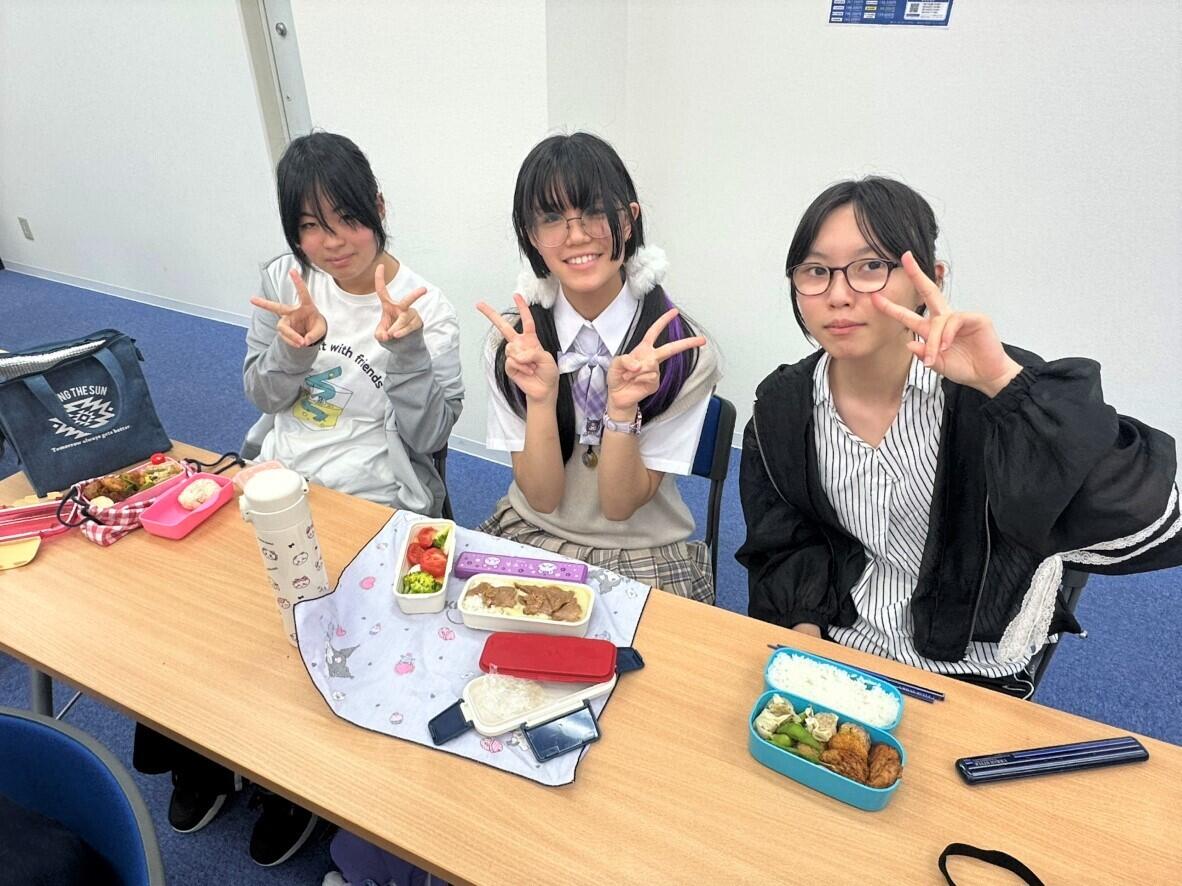 家から持ってきたお弁当を食べている生徒