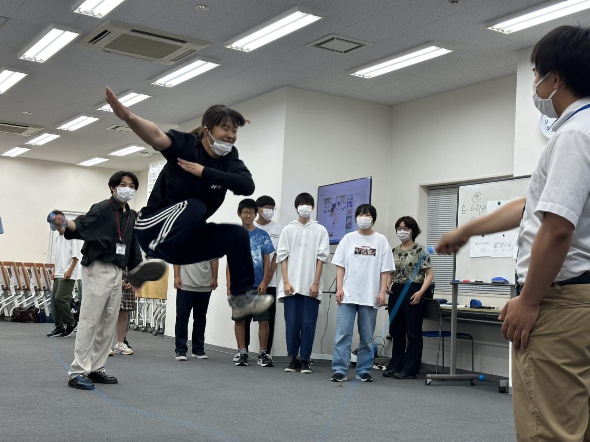 大縄跳びを飛ぶ生徒