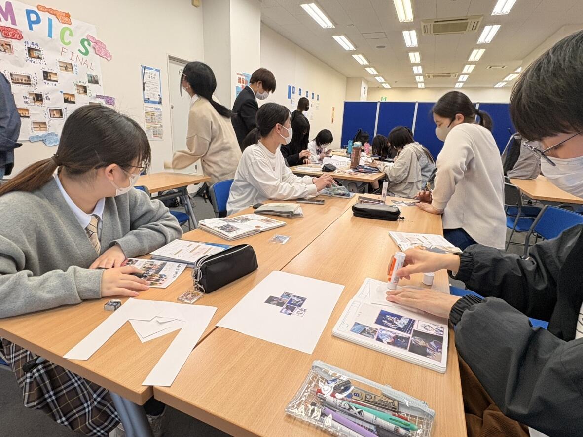 おおぞらFunで行われた推しプレゼンという企画で、みらいノート®に自分の推しについて紹介するページを作っている様子