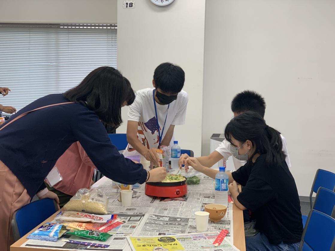 たこ焼きを作る生徒