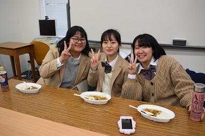 ランチパーティーでは全学年のみんなでカレーを食べました