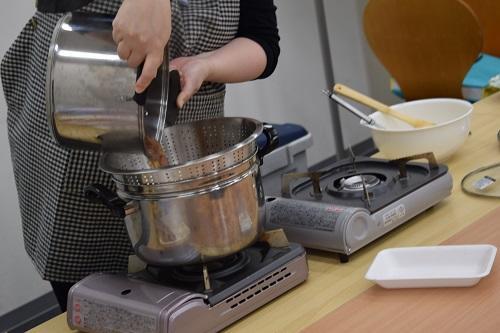 野菜の皮やヘタの部分でダシを取りました