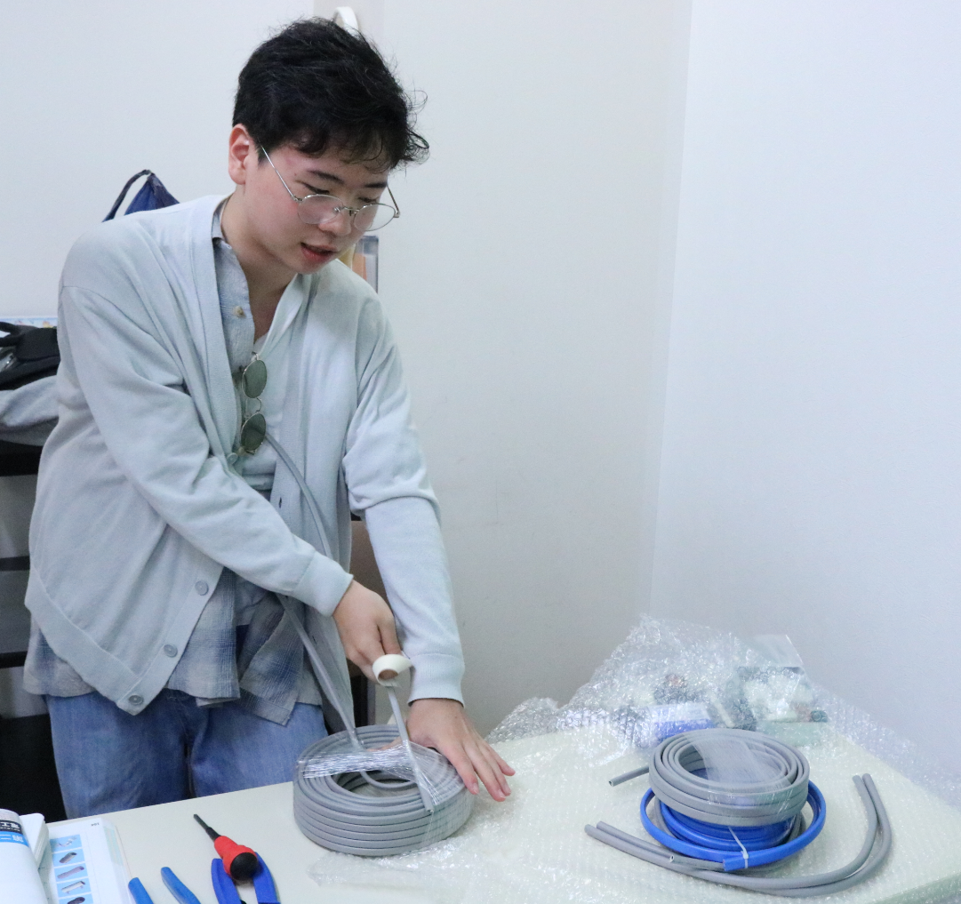 住環境デザインコースの生徒が、第二種電気工事士講座で実技試験対策を受講しているところ