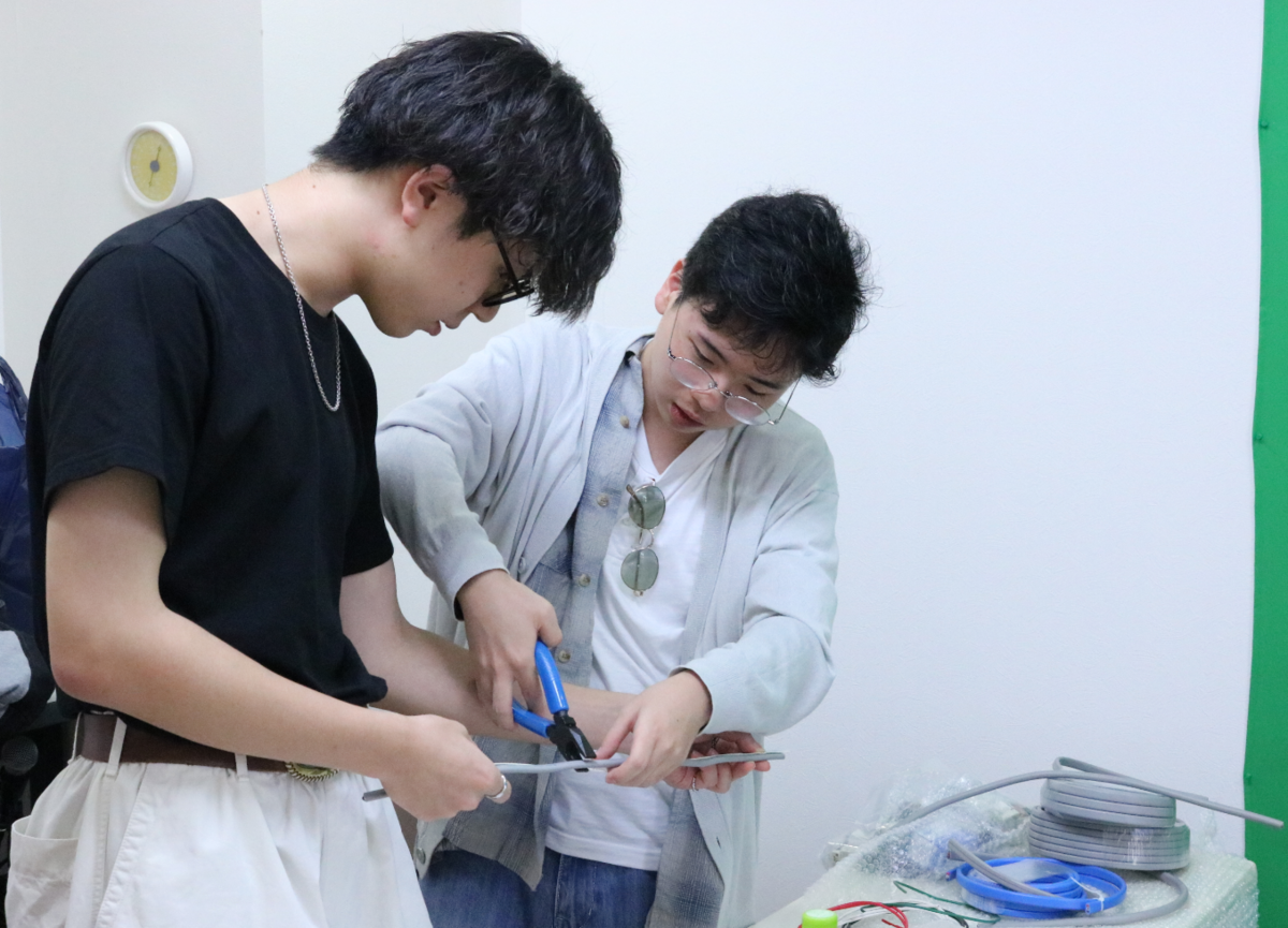 住環境デザインコースの生徒が、第二種電気工事士講座で実技試験対策を受講しているところ