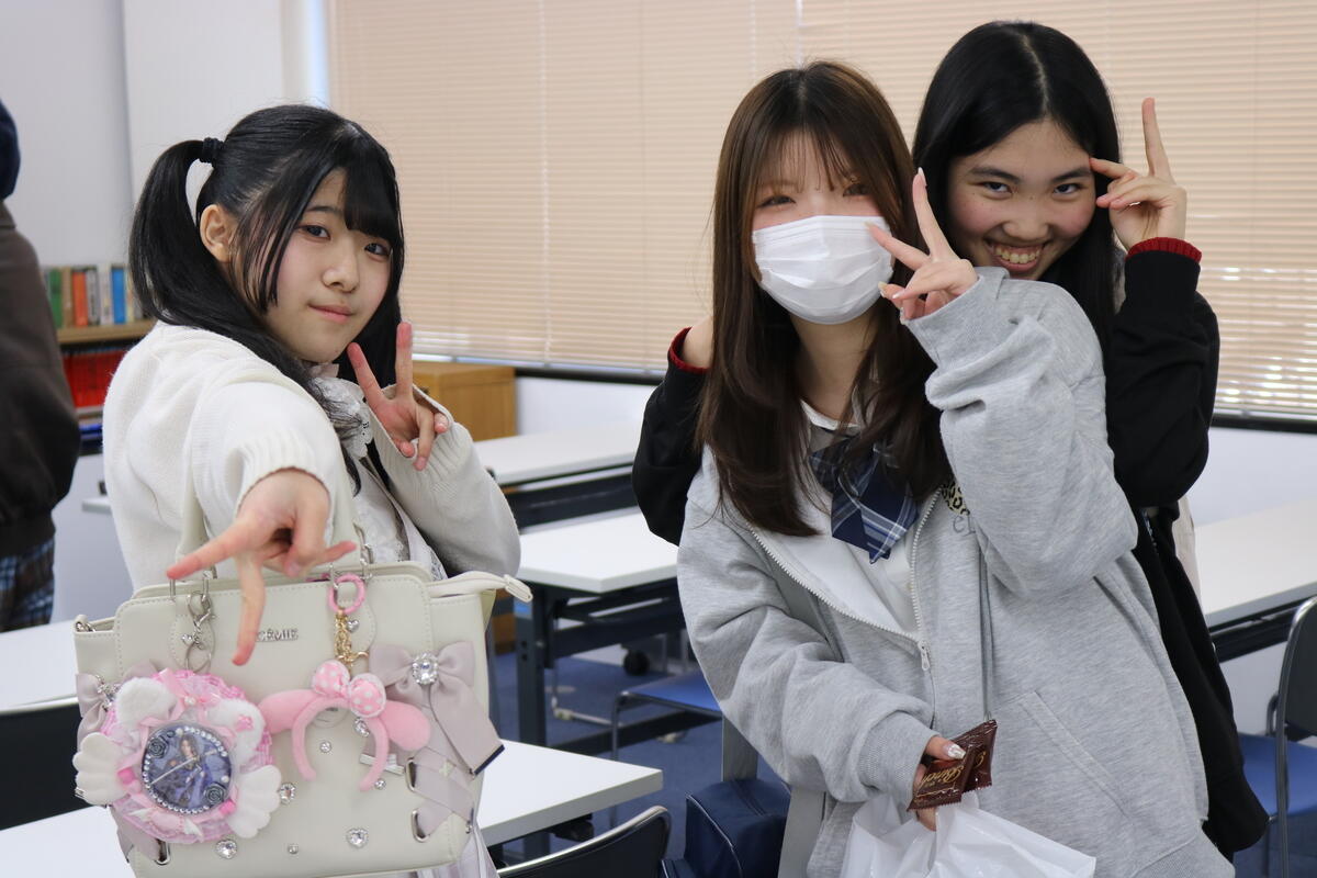 友人との会話に花を咲かせる様子