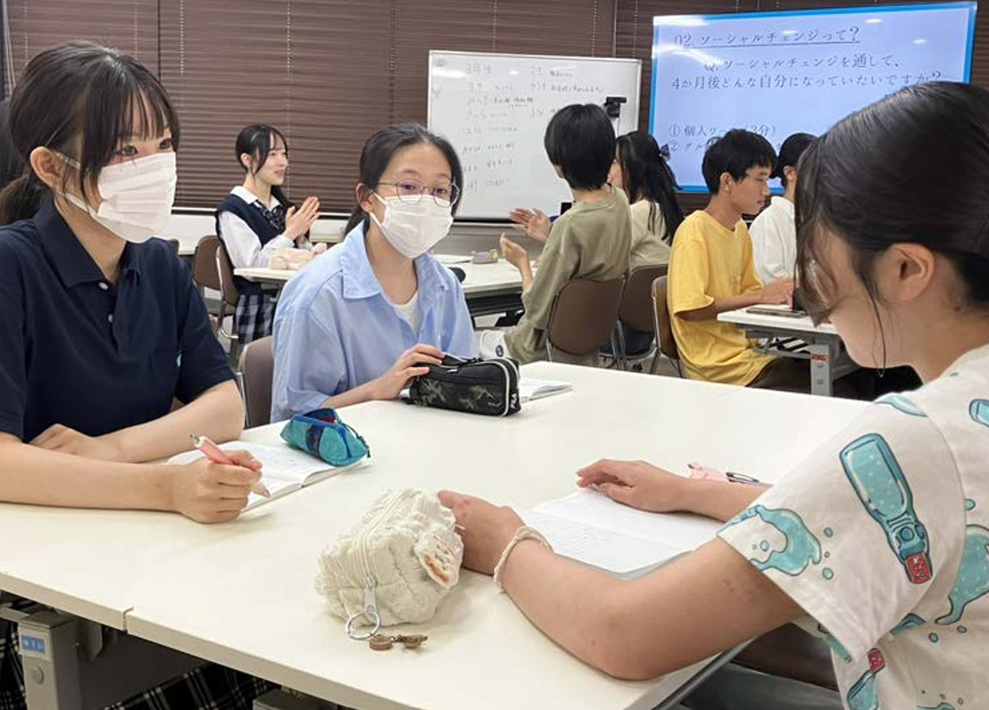 生徒が、ソーシャルチェンジを行うため、今世の中にある社会問題を話し合っているところ