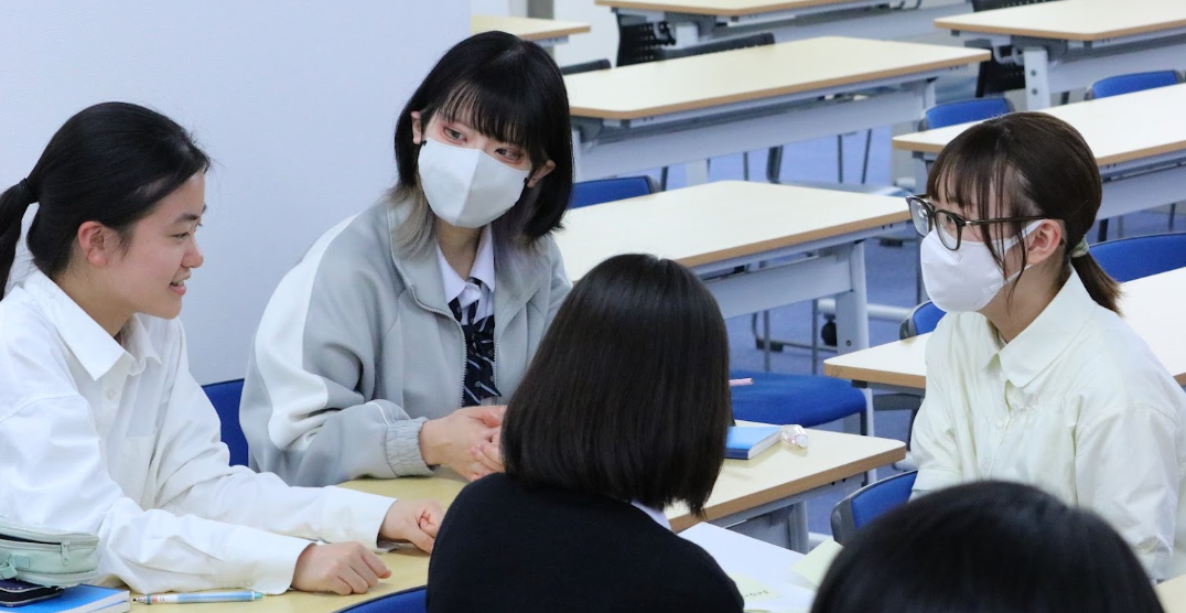 クエストカップにむけて在校生が、どんなテーマで進めいていくかを話し合っている様子