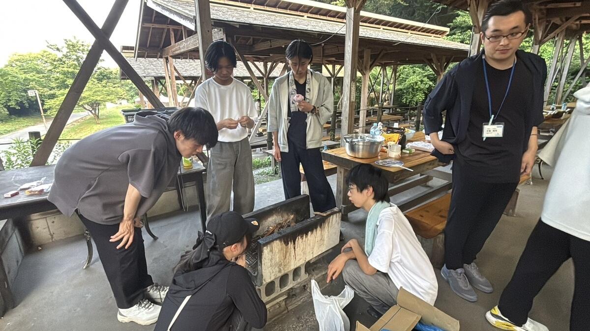 キャンプの基本となる火起こしに挑戦している様子