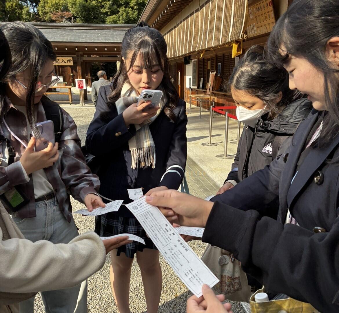 おみくじを引いた生徒