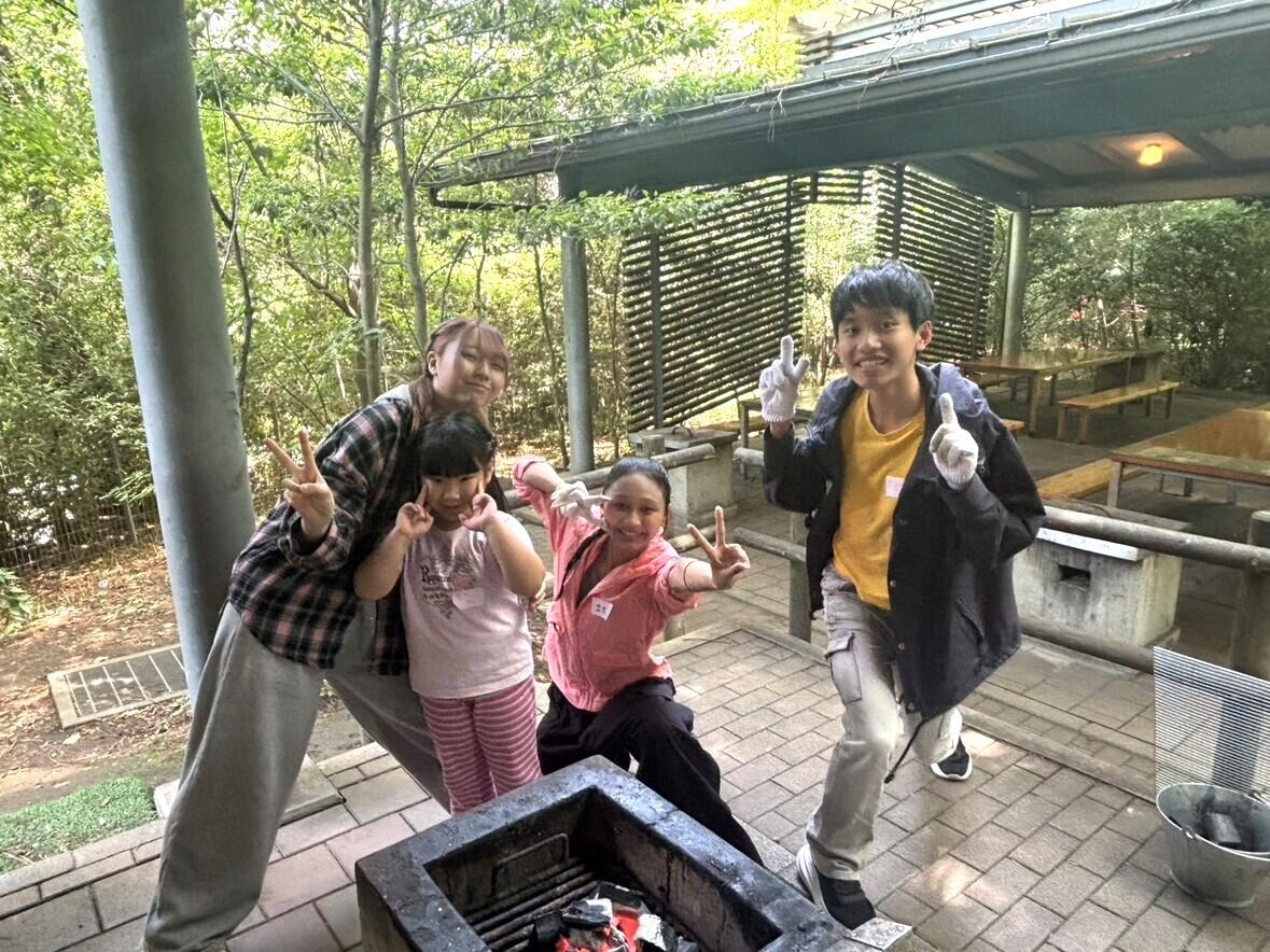 センバス教育のイベントに参加した生徒3人と子ども1人が、楽しそうに記念撮影している様子
