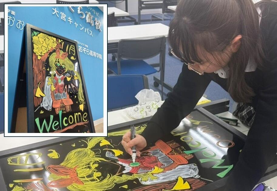 ウェルカムボードを描いている生徒