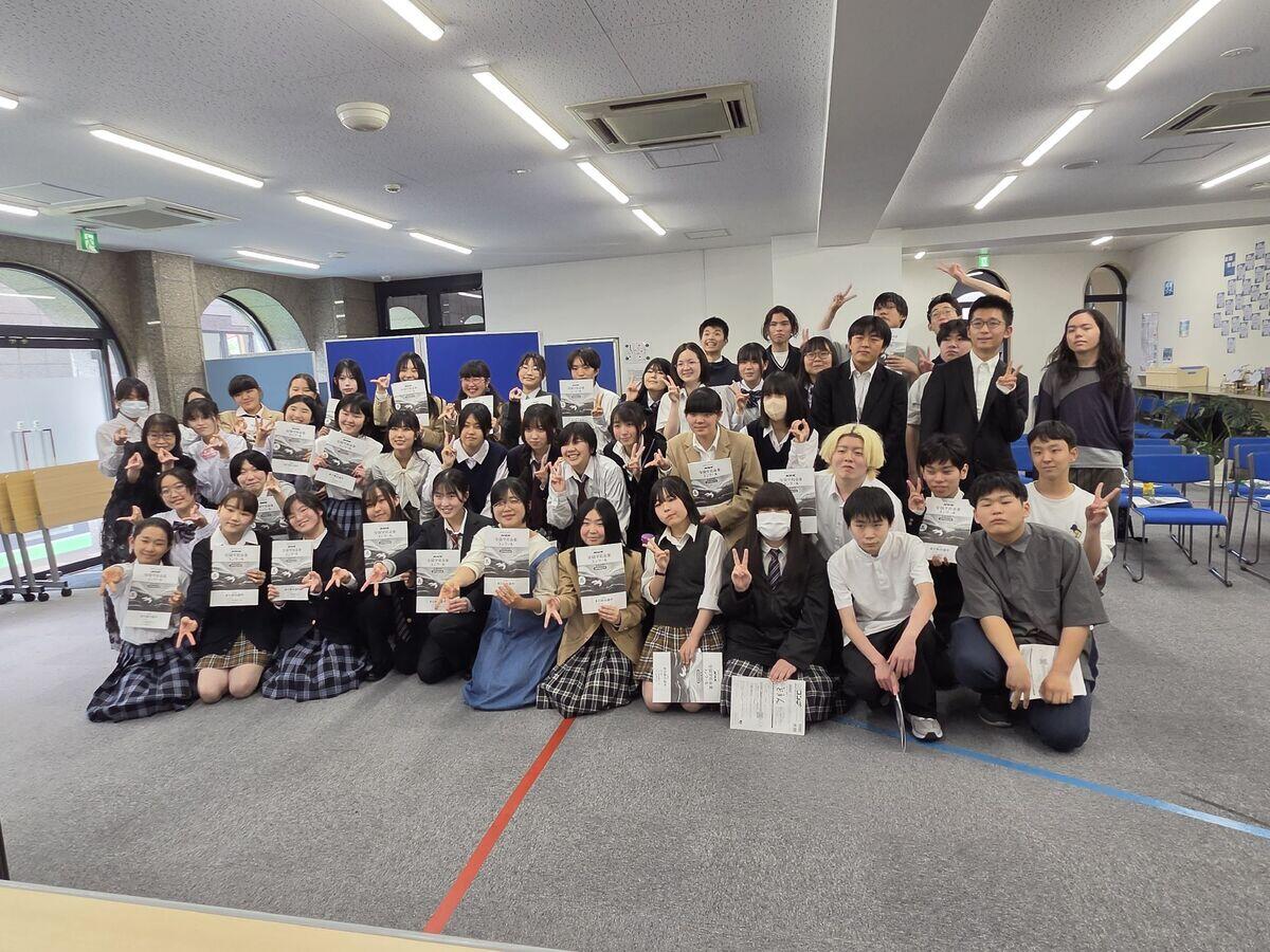 Nコンに参加した生徒が楽譜を持って記念撮影している様子