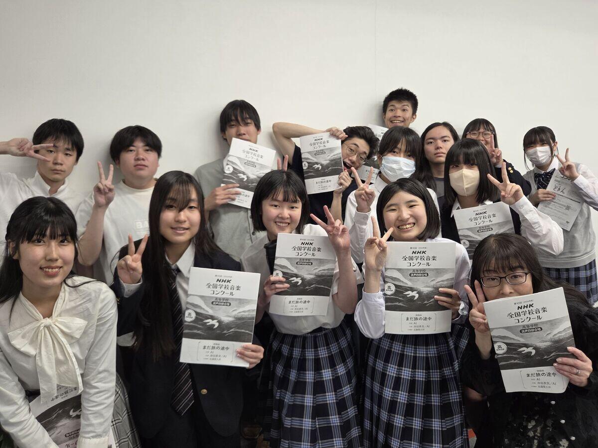 Nコンに参加した生徒が楽譜を持って記念撮影している様子