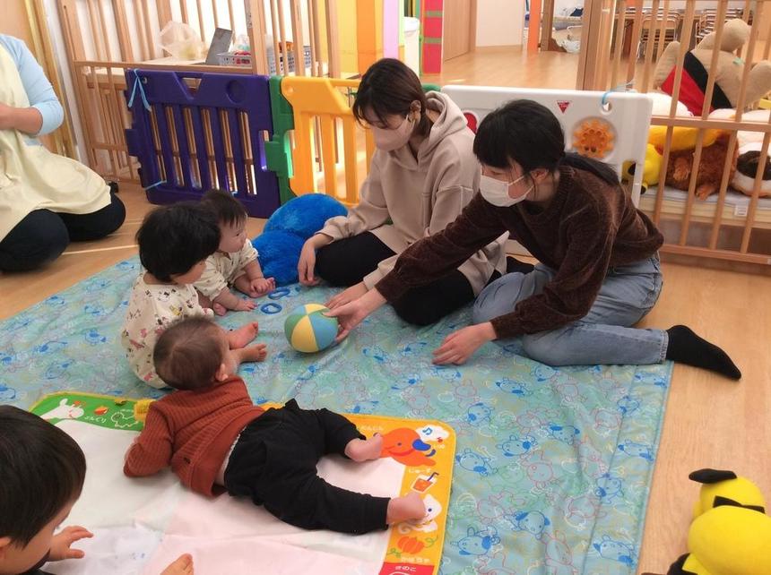 子どもと接する子ども・福祉コースの生徒