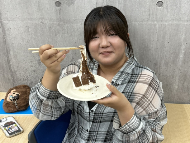 アメリカ・カナダの伝統的なお菓子であるスモア作りのイベントでスモアを満喫している転入学生のなつきさん
