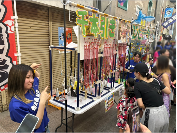 夏休み期間に大阪東キャンパスの生徒が参加した「布施駅北部商店街」の土曜夜市アルバイトの様子