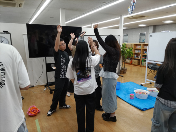 学年を越え、チームでコミュニケーションを取りながら夏祭りを楽しんでいる生徒の様子。