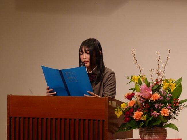 新入生代表挨拶の生徒が新入生の誓いを読んでいる様子