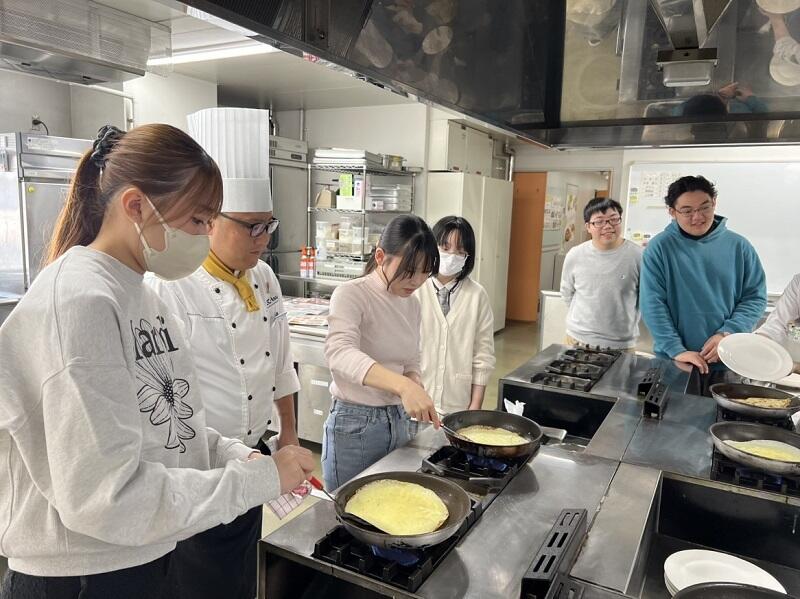 クレープの生地を一から作っている様子