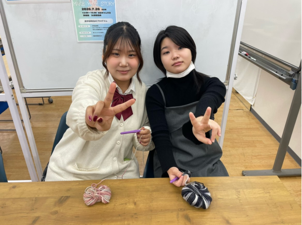 みらいの架け橋レッスン「ものづくり」で編み物を楽しんでいる生徒の写真"