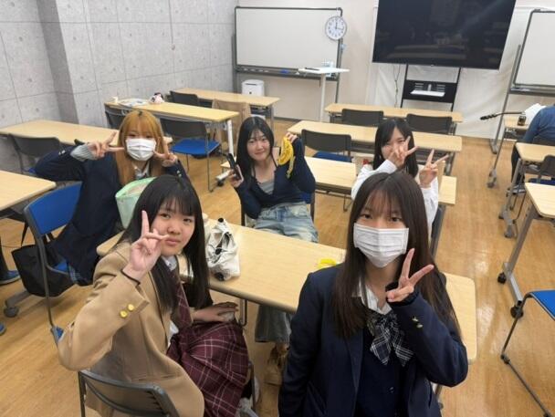 ピースサイズをする1年生の生徒