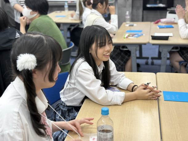 オープンキャンパスで来校者の皆さまに学校での様子を説明する在校生の様子