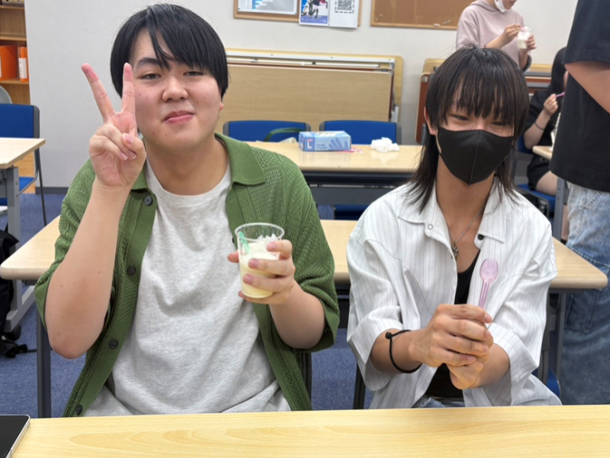 「アイスクリームづくり」で自分たちが作ったアイスクリームを食べて笑顔になる生徒の様子。