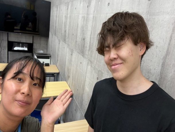 教室でコーチと一緒に写真を撮る、インタビューに答えてくれた3年次生の生徒の様子