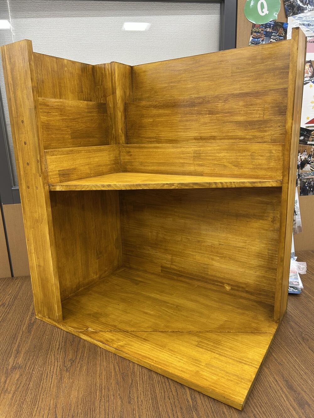 完成した毎日の情報などを発信するためのホワイトボードを設置する棚