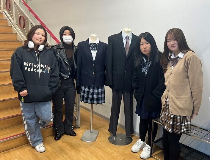 自分の好みに合わせて自由に通学コーデを選んでいる生徒