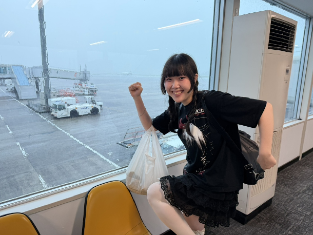 屋久島スクーリングを楽しんだ生徒が屋久島から帰宅する途中の空港でポーズを決めている様子。