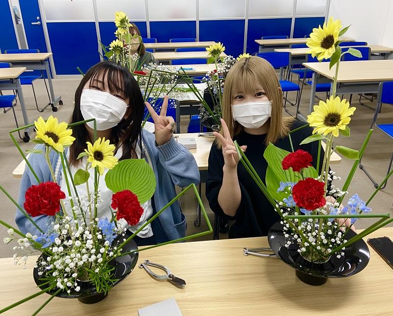 笑顔の生徒とお花