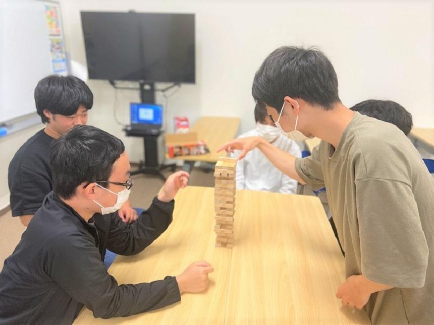 ゲームをしている佐賀キャンパスの生徒
