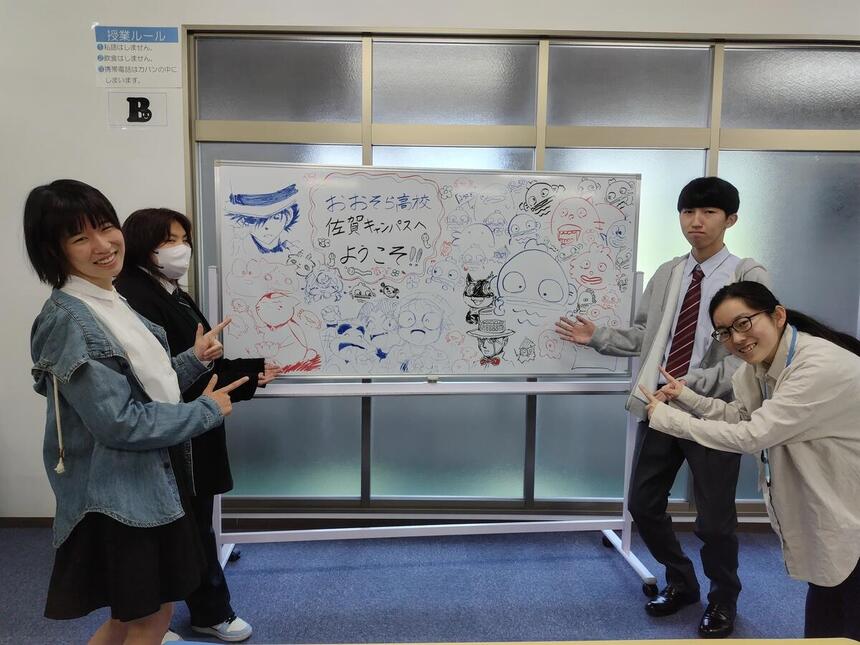 男子生徒1名と女子生徒2名とコーチ1名