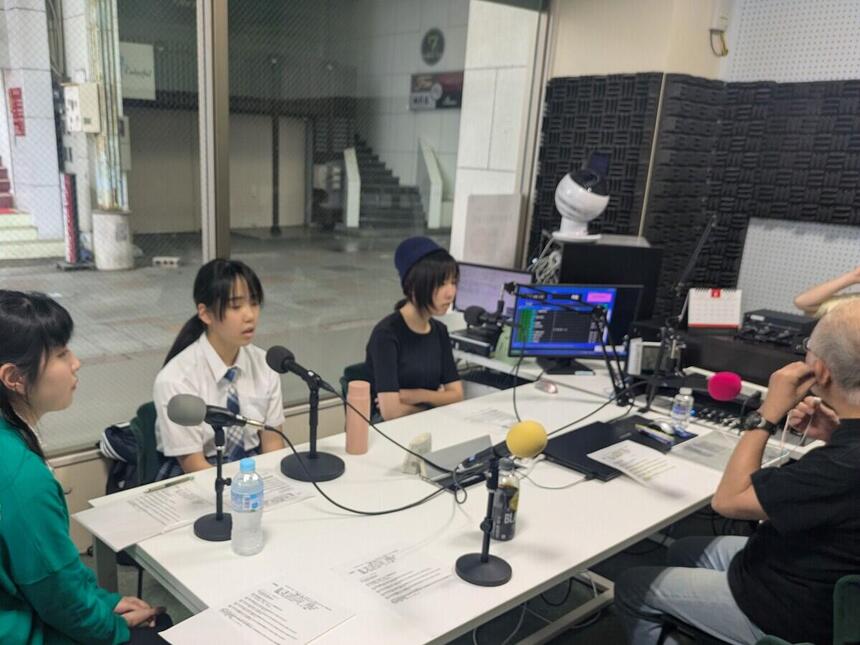 男性1名と実施生徒(女子2名)と引率コーチ(女性1名)