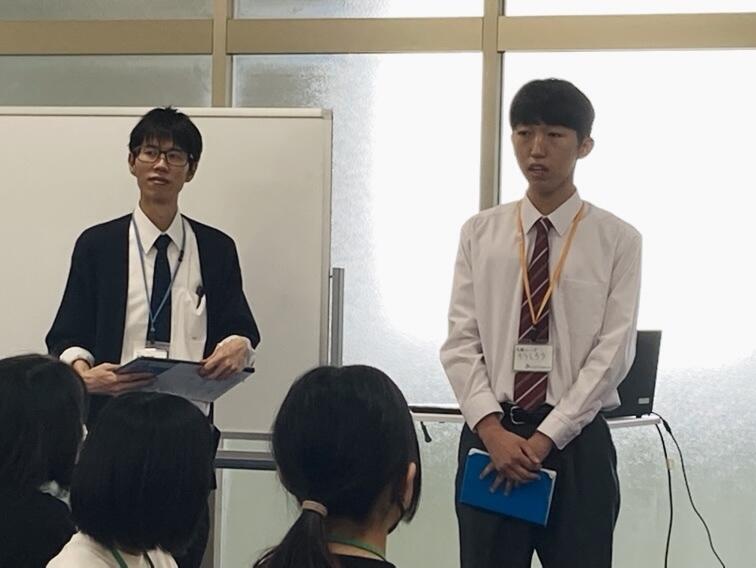 高校生男子生徒と男性コーチ