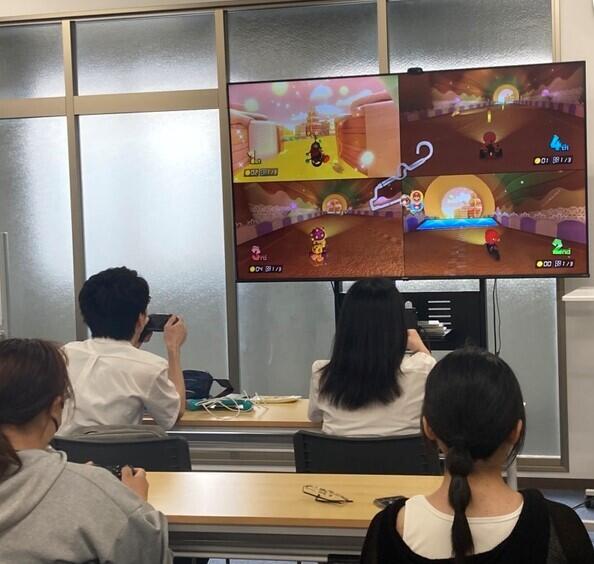 対戦ゲームを楽しむ生徒!