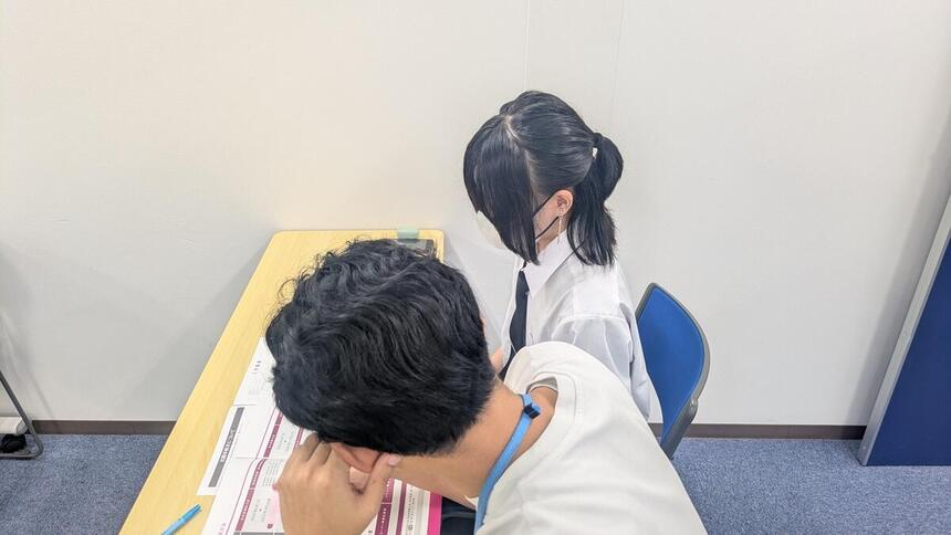 進路指導をするマイコーチと男子生徒