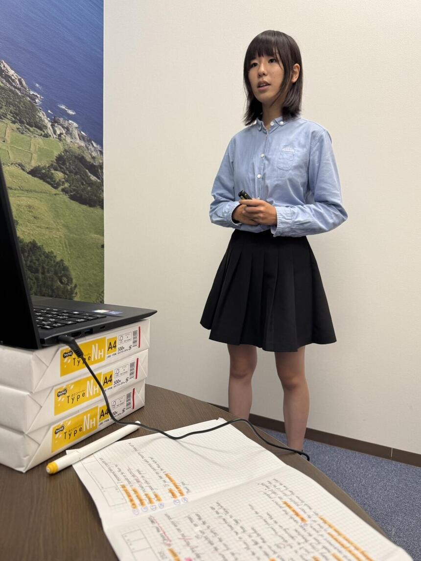 英語の練習をする女子生徒