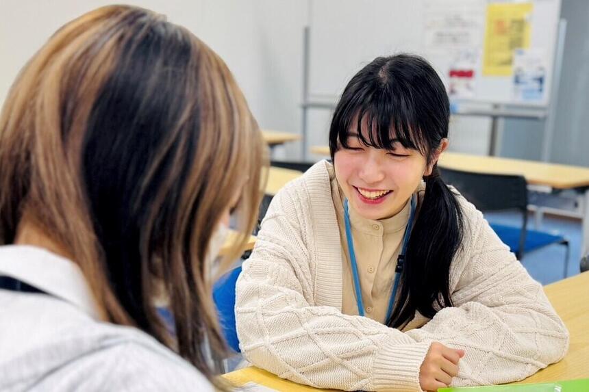 キャンパスでコーチと生徒で談笑中