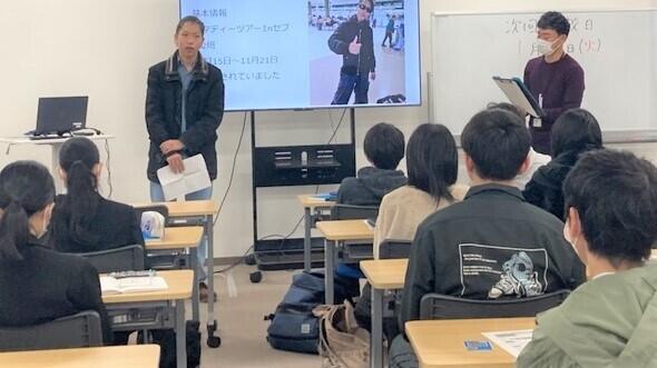 終業式でインタビューを受ける生徒　