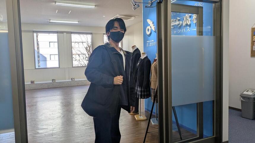 男性：元気よく登校した生徒