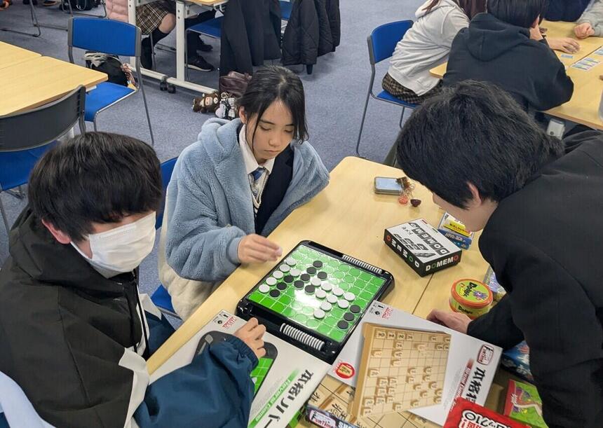 オセロを楽しむ生徒たち